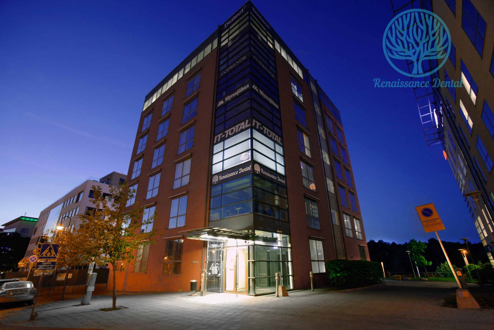 Huset på Gustav III:s Boulevard 46 i Solna där kliniken ligger, i skymning