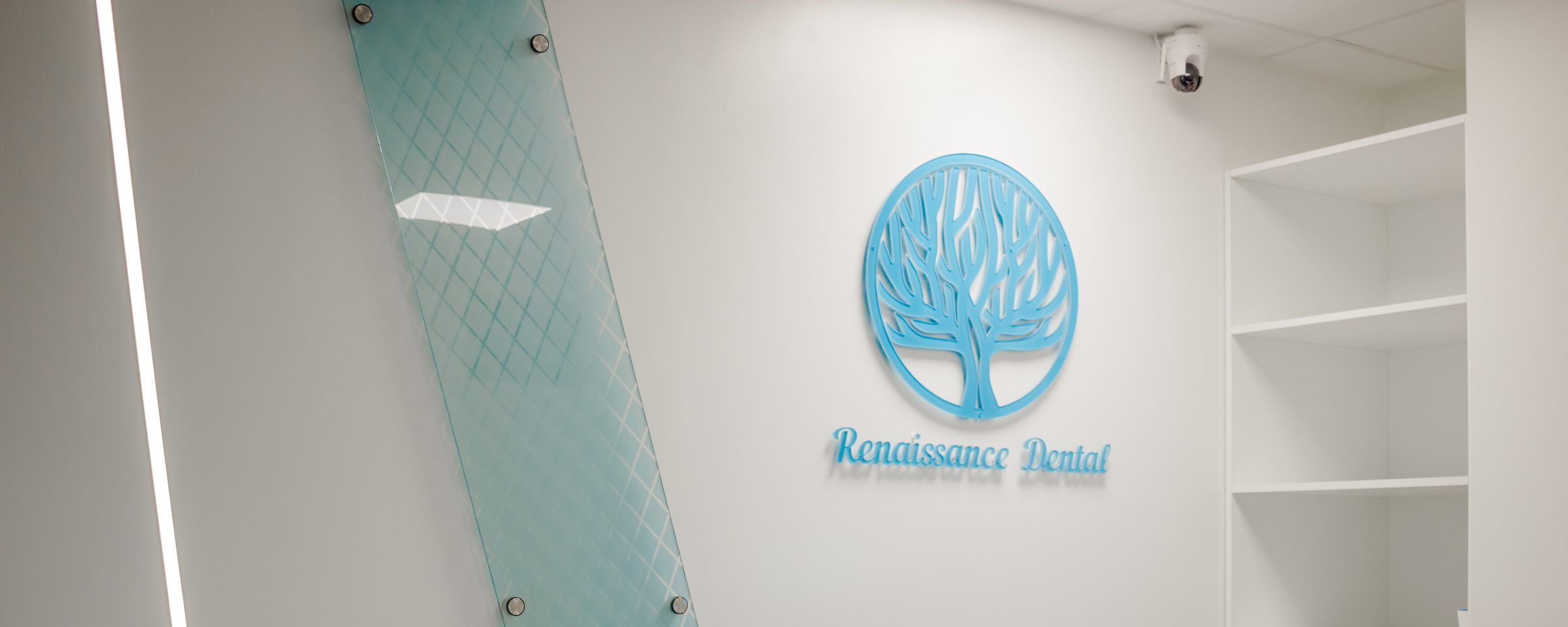 Receptionsväggen med Renaissance Dentals logga på kliniken i Solna