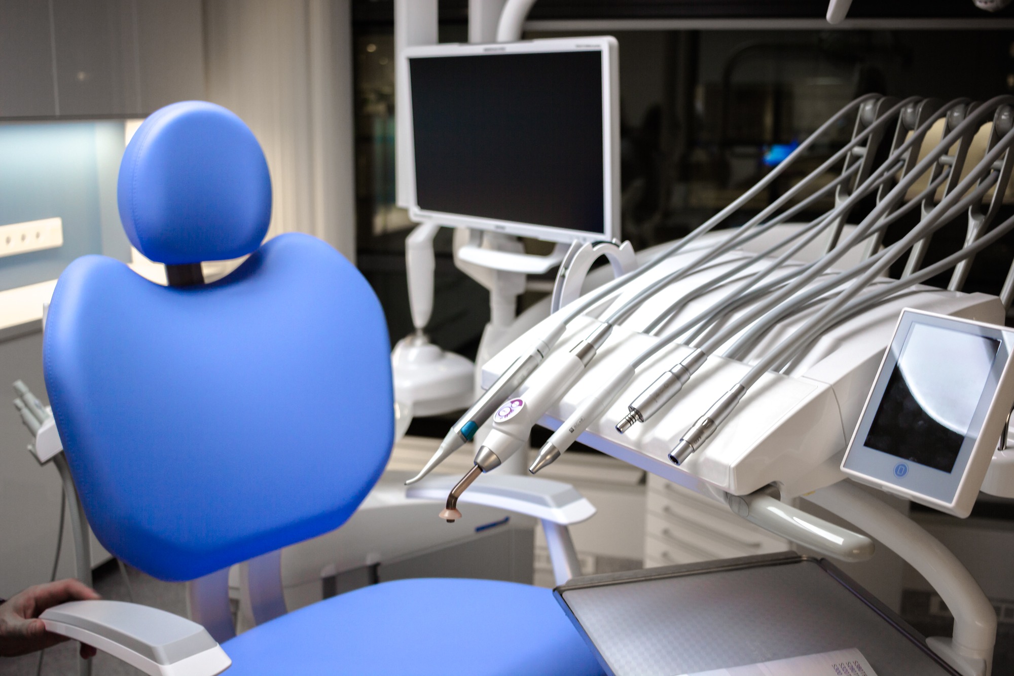 Blå tandläkarstol och instrument på Renaissance Dental